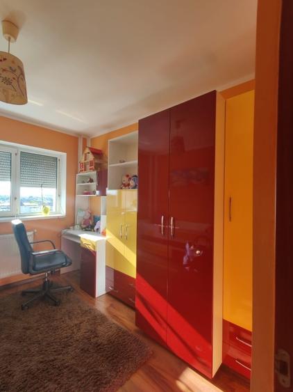 Apartament cu 3 camere decomandat, mobilat în Micro 4