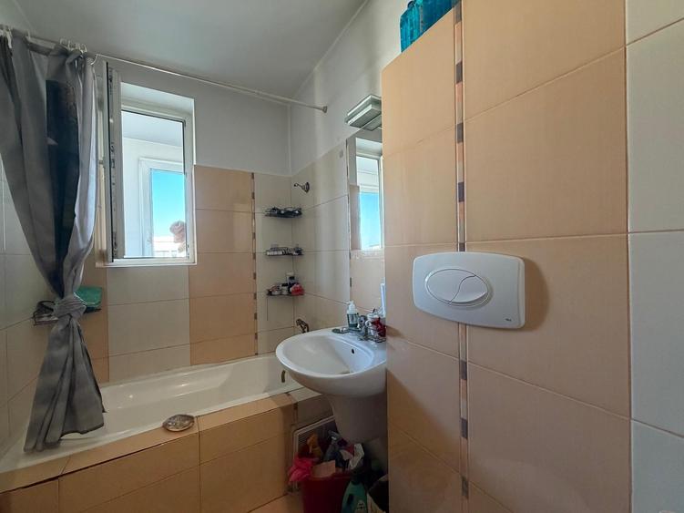 Apartament cu 3 camere semidecomandat în Dristor