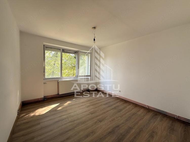 Apartament cu 3 camere semidecomandat în Take Ionescu