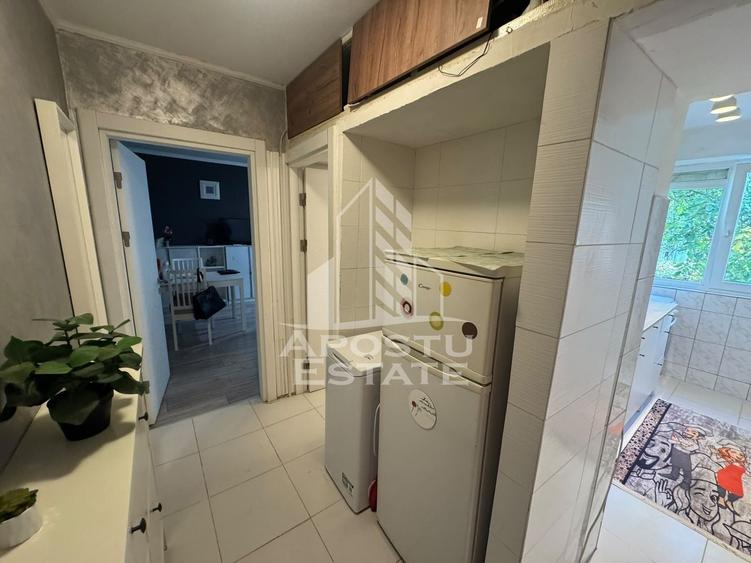 Apartament cu 3 camere semidecomandat în Girocului
