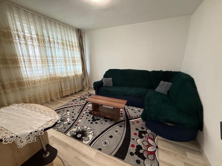 Apartament cu 3 camere decomandat în Exterior Vest