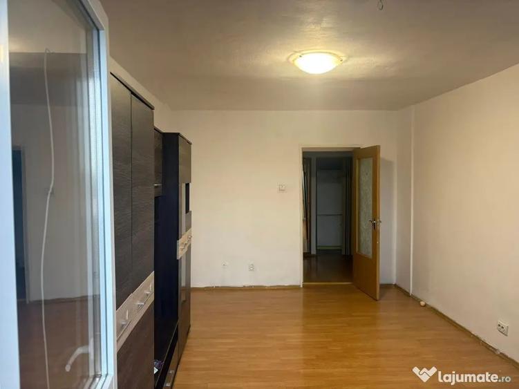 Apartament cu 2 camere decomandat în Triaj