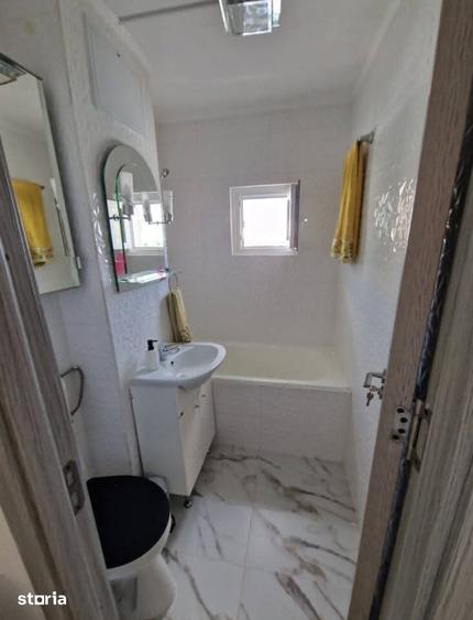 Apartament cu 3 camere semidecomandat în Calea București