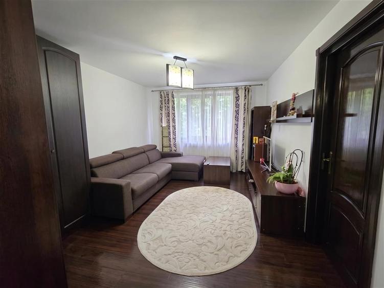 Apartament cu 3 camere semidecomandat, mobilat în Ultracentral