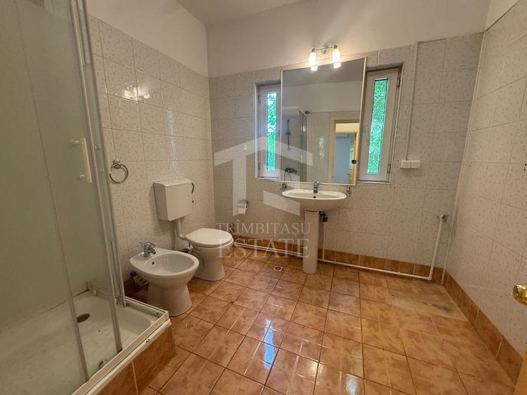 Casă individuală cu 8 camere cu Canalizare în Pipera