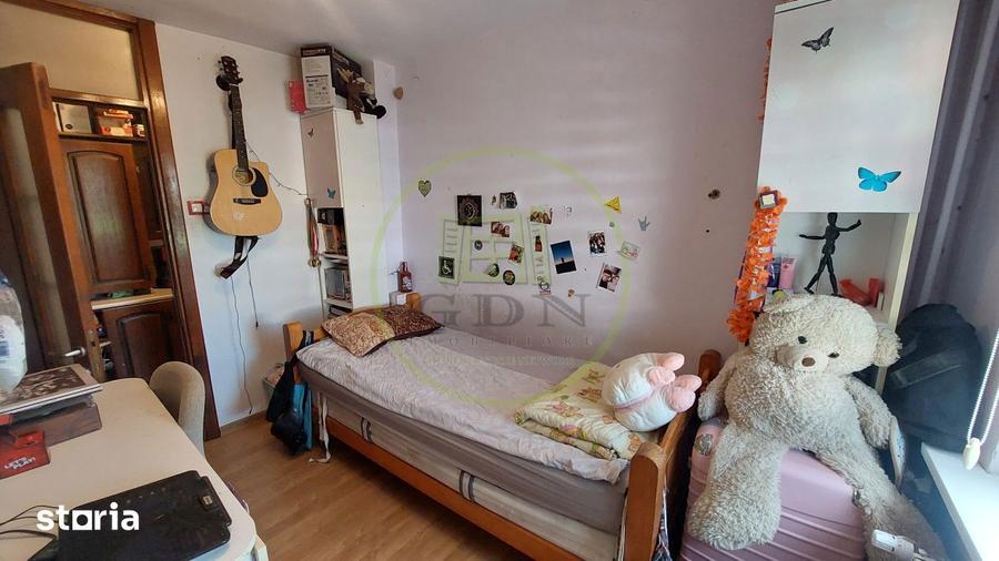 Apartament cu 3 camere semidecomandat, mobilat în Rovine