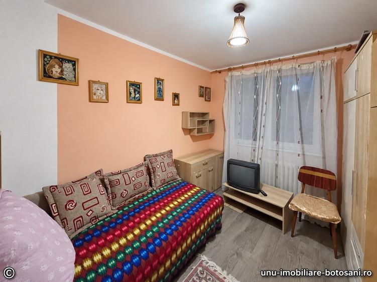 Apartament cu 4 camere semidecomandat în Central