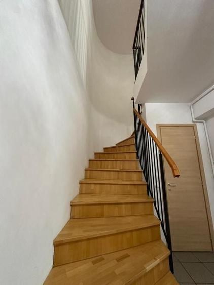 Apartament cu 3 camere semidecomandat, mobilat în Dristor