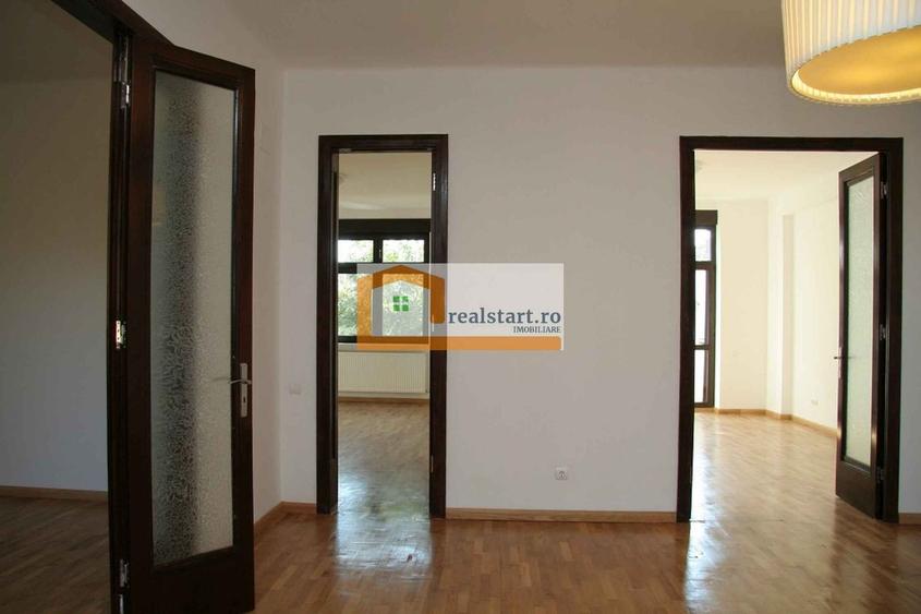 Apartament cu 5 camere circular în P-ța Romană