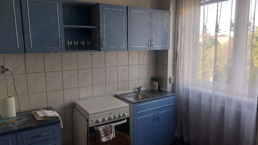 Apartament cu 3 camere semidecomandat în Dacia