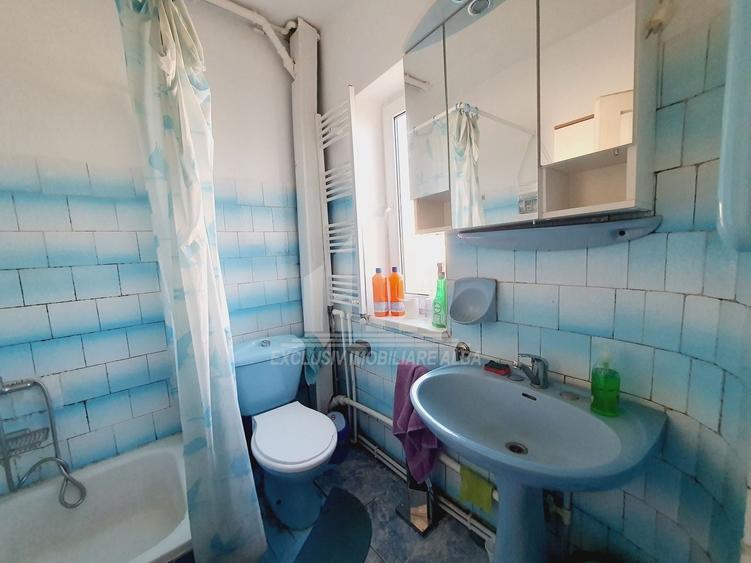 Casă individuală cu 7 camere cu Canalizare în Cetate