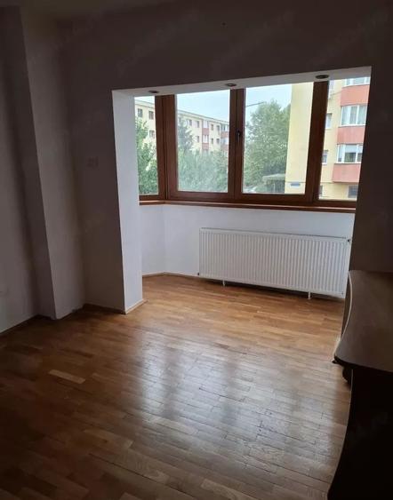 Apartament cu 4 camere semidecomandat, mobilat în Triaj