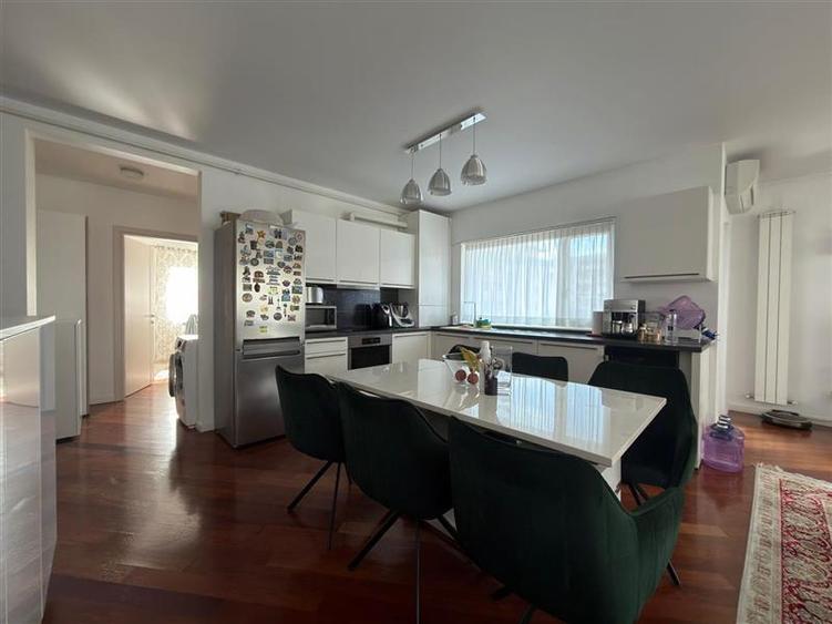 Apartament cu 3 camere semidecomandat în Borhanci