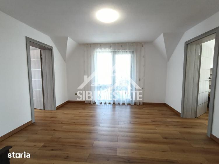 Casă cu 6 camere cu Teren 670 Mp în Roșia