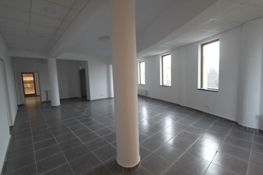 Birou, de 205 mp, în Sud