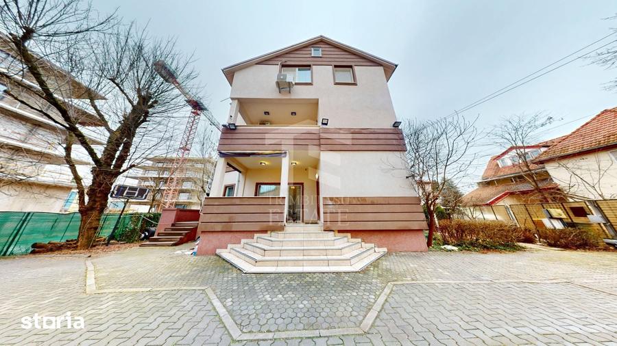 Casă cu 8 camere cu Teren 387 Mp în Central