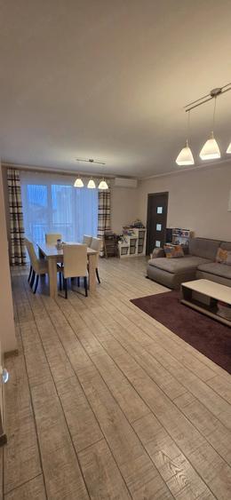 Apartament cu 3 camere decomandat în Lazaret