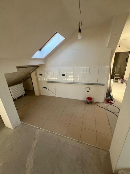 Penthouse cu 4 camere semidecomandat în Periferie