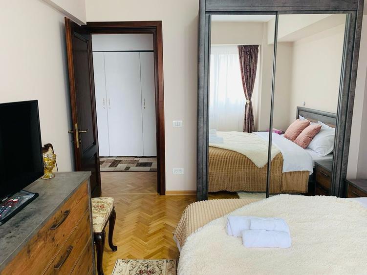 Apartament cu 3 camere decomandat în Victoriei