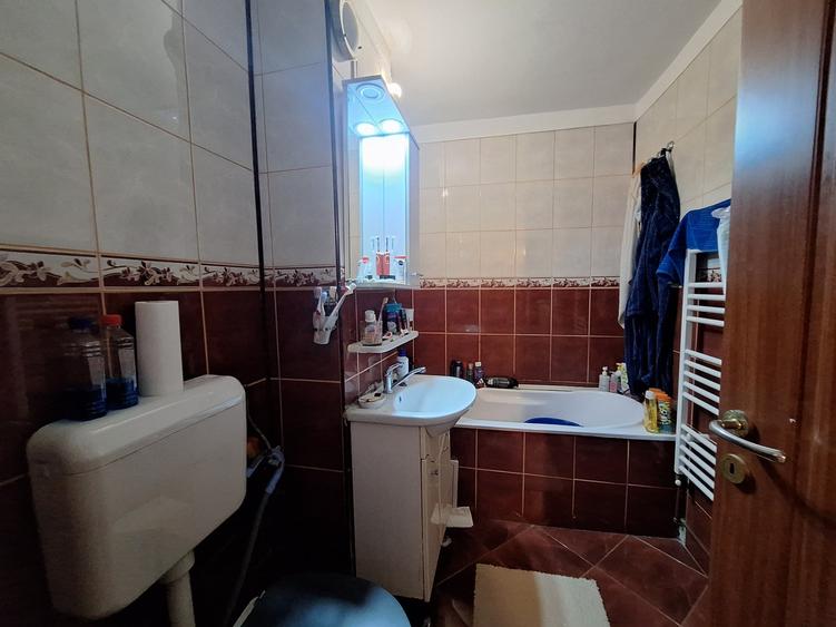 Apartament cu 3 camere decomandat, mobilat în Baba-Dochia