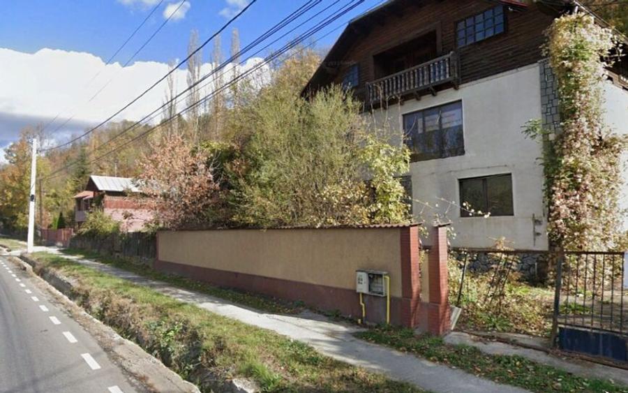 Casă individuală cu 9 camere cu Teren 1936 Mp în Central