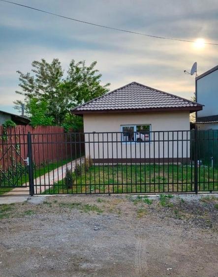 Casă individuală cu 3 camere cu Canalizare în Central