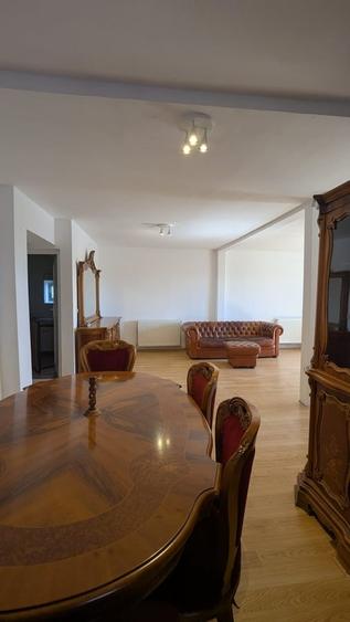 Apartament cu 3 camere semidecomandat în Mihai Bravu