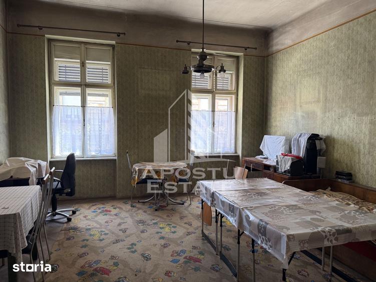 Casă cu 7 camere cu Teren 929 Mp în Central