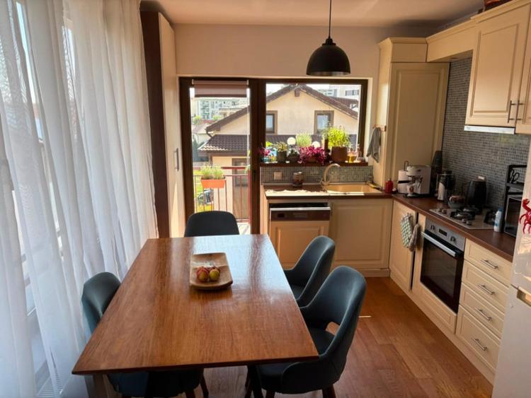Apartament cu 3 camere decomandat în Est