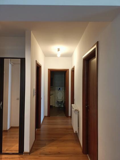 Apartament cu 3 camere semidecomandat în Central