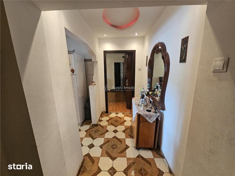 Apartament cu 3 camere semidecomandat, mobilat în Central