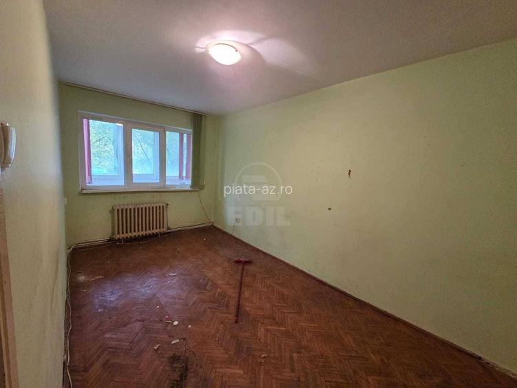 Apartament cu 4 camere de vanzare pe strada Parang