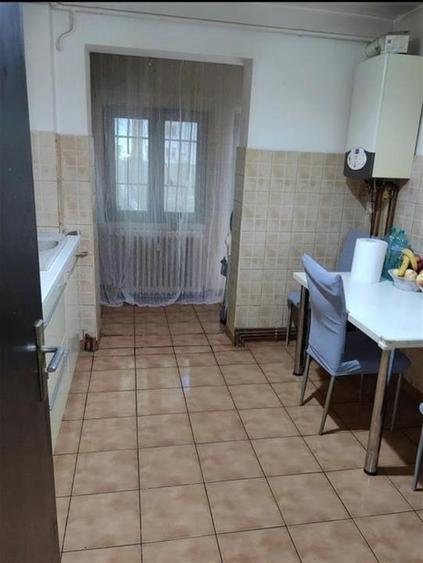 Apartament cu 3 camere decomandat, mobilat în Podul de Piatră