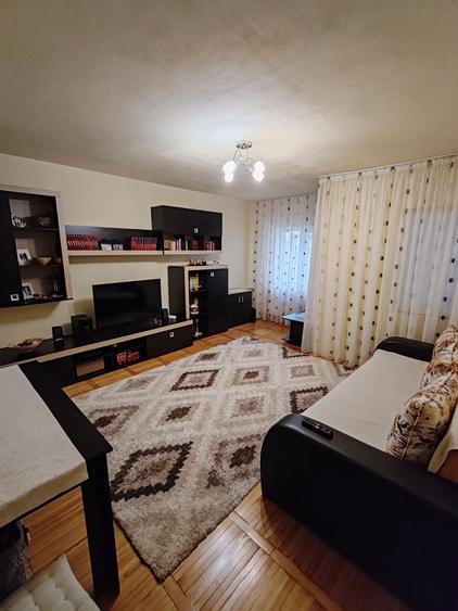 Apartament cu 3 camere decomandat în Sud