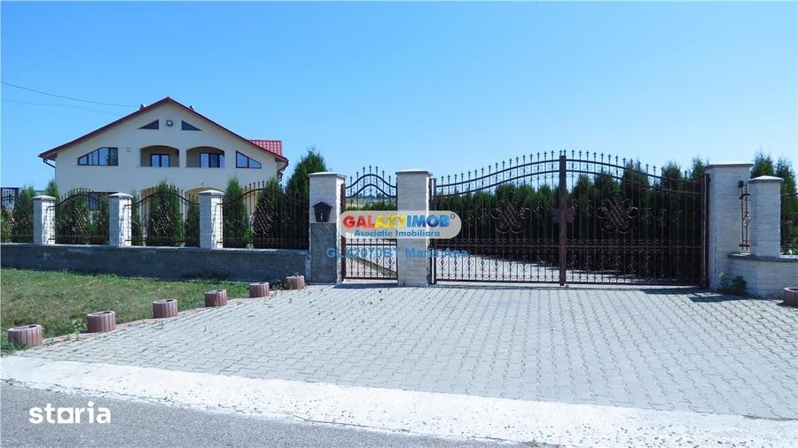 Casă cu 7 camere cu Teren 10000 Mp în Huțani