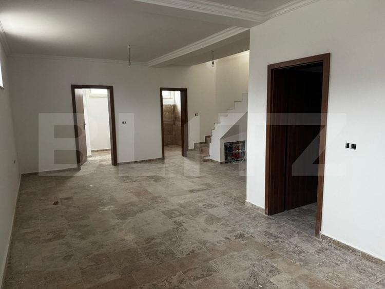 Casă individuală cu 5 camere cu Canalizare în Giroc