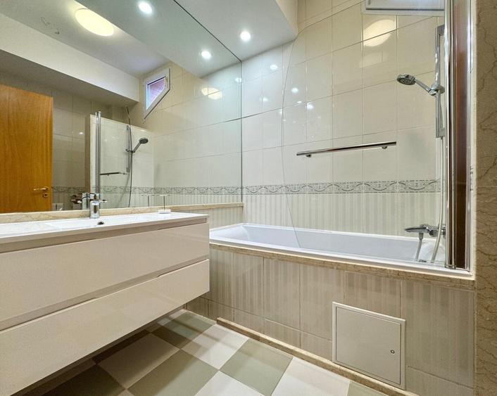 Duplex cu 6 camere cu Piscina în Iancu Nicolae