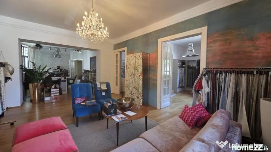Apartament cu 5 camere decomandat în Moșilor
