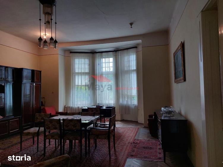Casă cu 8 camere cu Teren 400 Mp în Central