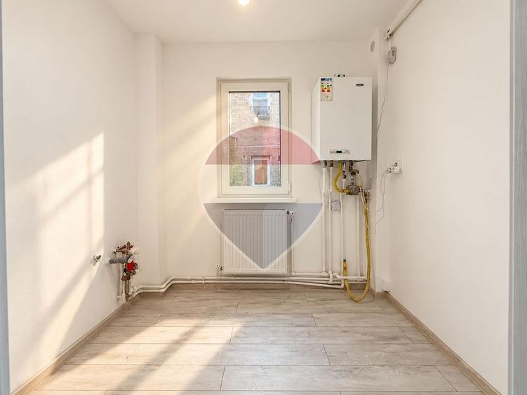 Apartament cu 3 camere semidecomandat în Central