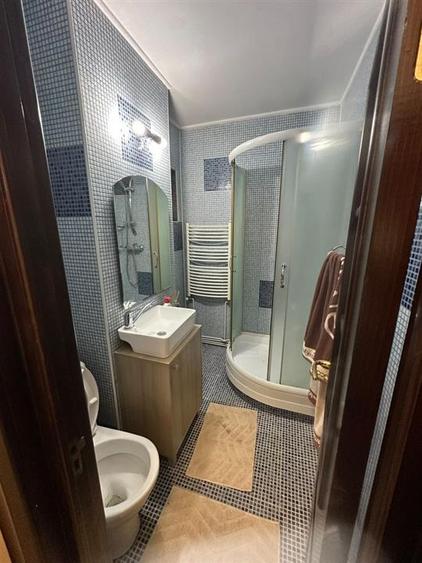 Apartament cu 3 camere semidecomandat, mobilat în Podu Roș