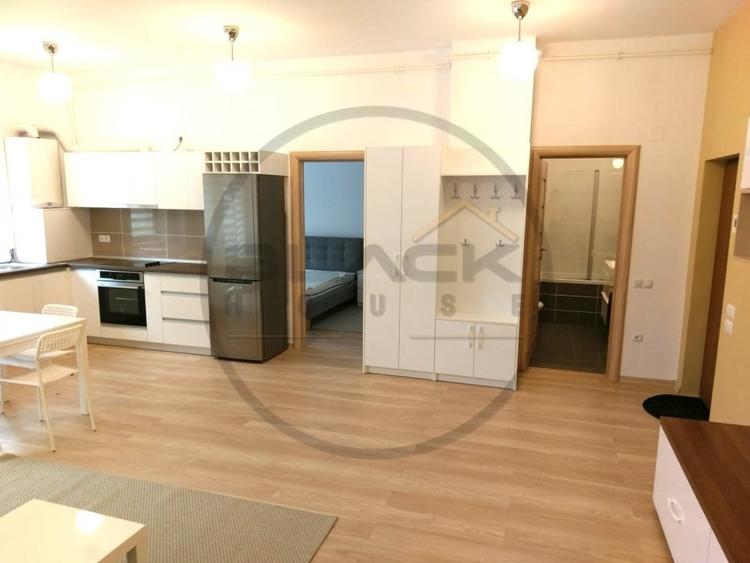 Apartament cu 2 camere semidecomandat, mobilat în Central