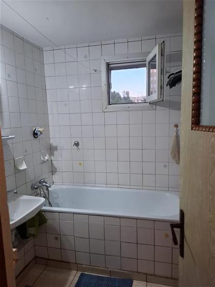 Apartament cu 3 camere semidecomandat în Fizicienilor