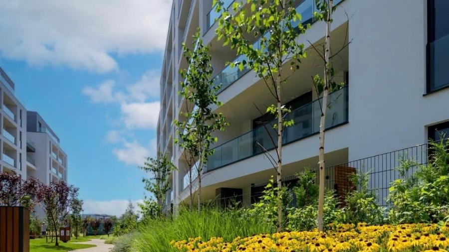 Apartament cu 3 camere semidecomandat, mobilat în Băneasa