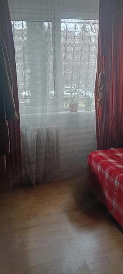 Apartament cu 3 camere semidecomandat, mobilat în Dristor