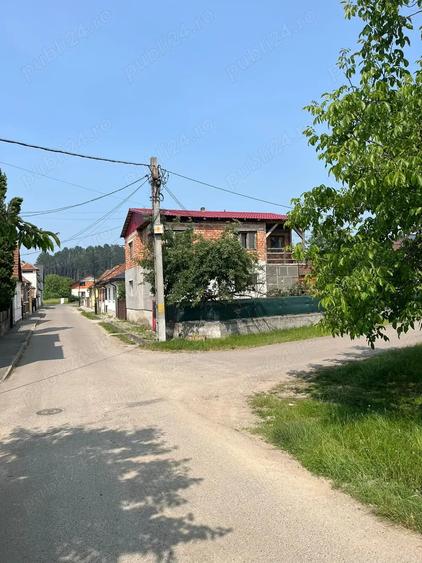 Casă cu 5 camere cu Teren 300 Mp în Bratca