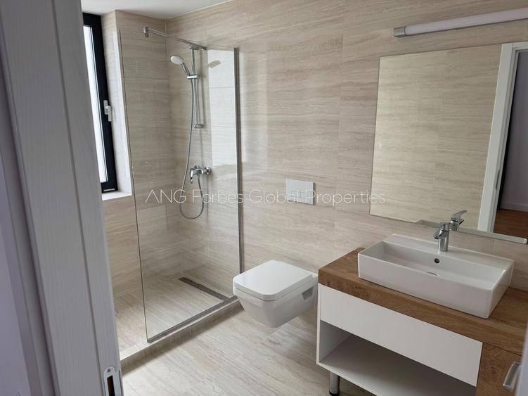 Casă individuală cu 8 camere cu Canalizare în Pipera