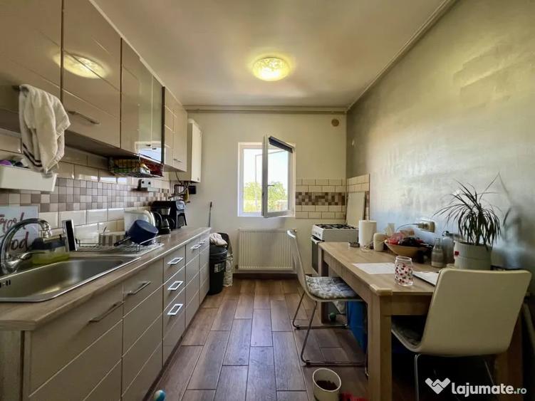 Apartament cu 3 camere semidecomandat în Central