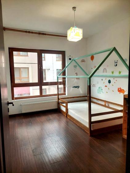 Apartament cu 3 camere semidecomandat, mobilat în Metalurgiei