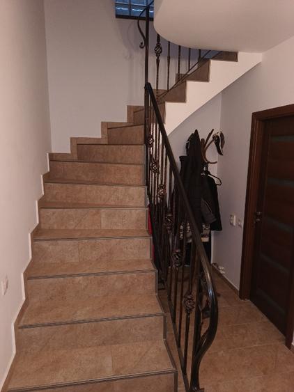 Casă cu 5 camere cu Teren 700 Mp în Blejoi